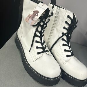 Great winter white ancle combat boots